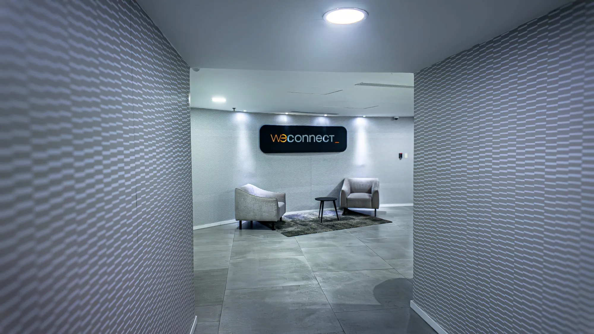 La recepción del coworking Weconnect, con su letrero